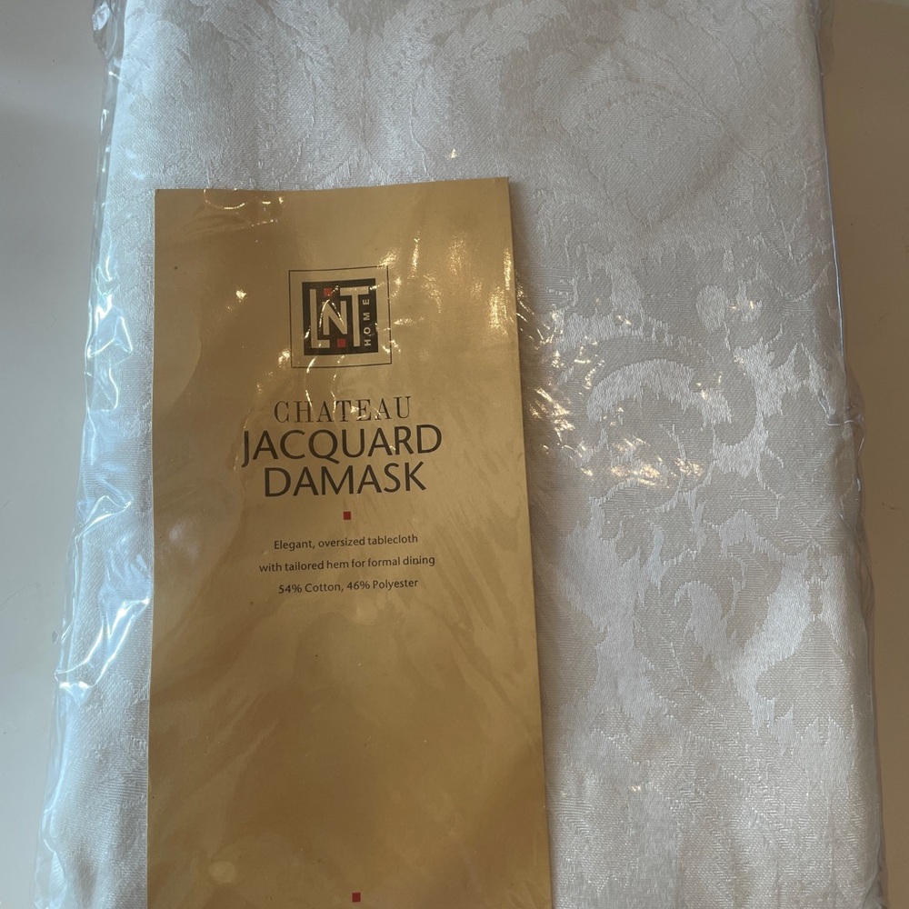 Chateau Jacquard Damask White Tablecloth